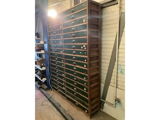 Houten opbergkast van plm. 165 x 35 x 223 cm hoog, vv 36 schuiven - afbeelding 3 van  5