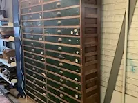 Houten opbergkast van plm. 165 x 35 x 223 cm hoog, vv 36 schuiven - afbeelding 3 van  5