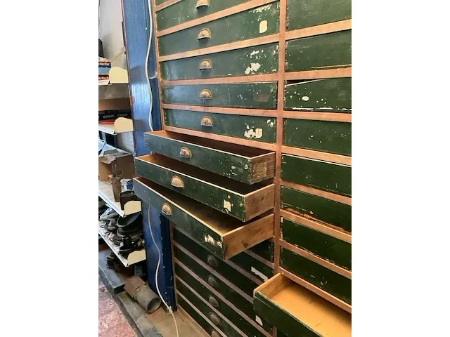 Houten opbergkast van plm. 165 x 35 x 223 cm hoog, vv 36 schuiven - afbeelding 5 van  5