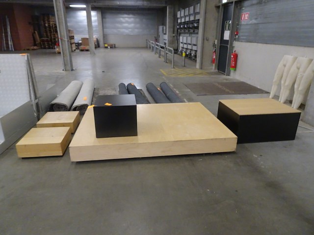 Houten presentatiemeubel - afbeelding 1 van  7