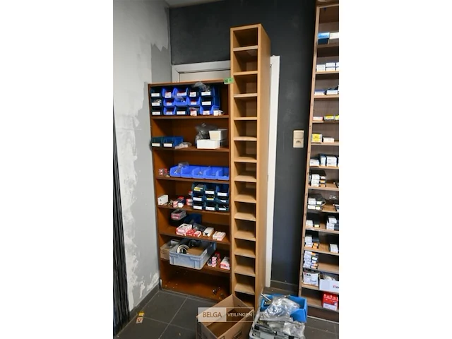 Houten rek met inhoud - afbeelding 1 van  5