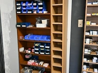Houten rek met inhoud - afbeelding 1 van  5
