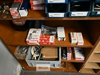 Houten rek met inhoud - afbeelding 2 van  5