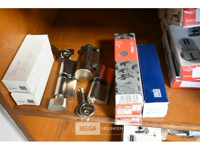 Houten rek met inhoud - afbeelding 4 van  5