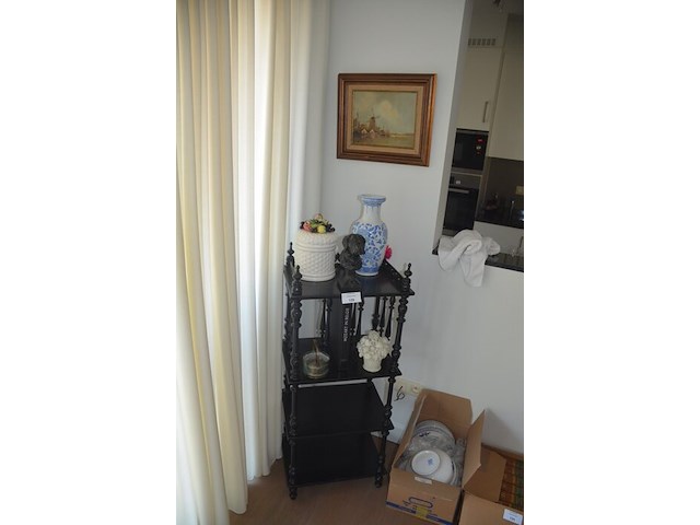 Houten rekje met 4 leggers, 6 sierstukken, schilderij - afbeelding 1 van  11