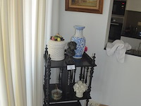 Houten rekje met 4 leggers, 6 sierstukken, schilderij