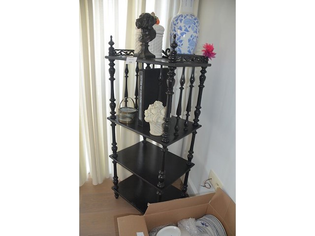 Houten rekje met 4 leggers, 6 sierstukken, schilderij - afbeelding 8 van  11