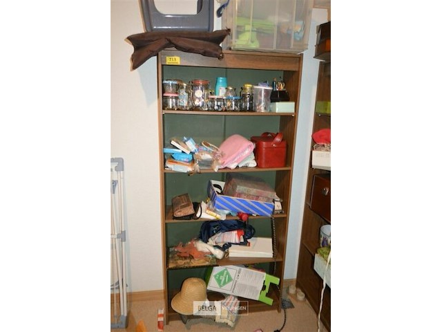 Houten rekje met inhoud - afbeelding 1 van  4