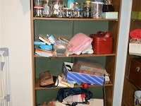 Houten rekje met inhoud - afbeelding 1 van  4