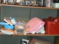 Houten rekje met inhoud - afbeelding 2 van  4