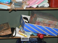 Houten rekje met inhoud - afbeelding 4 van  4