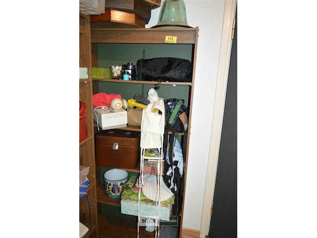 Houten rekje met inhoud - afbeelding 1 van  3