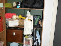 Houten rekje met inhoud - afbeelding 1 van  3