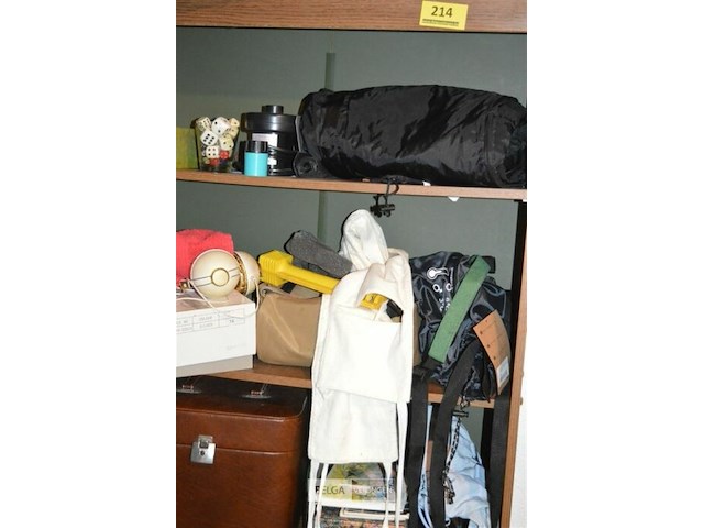 Houten rekje met inhoud - afbeelding 2 van  3