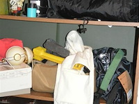 Houten rekje met inhoud - afbeelding 2 van  3