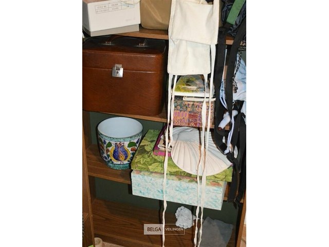 Houten rekje met inhoud - afbeelding 3 van  3