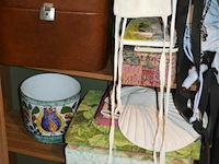 Houten rekje met inhoud - afbeelding 3 van  3