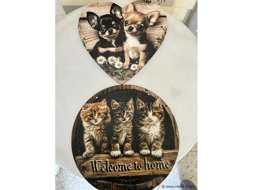 Diverse retrolook metalen en houten sierborden, stickers, magneetjes, muismatten enz.