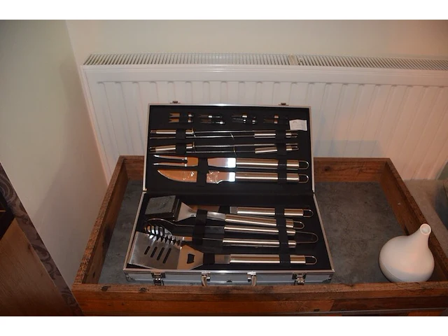 Houten rolserveerwagentje 1 deur 2 leggers , barbecueset in koffer, modern rond wandrek 4 leggers met 4 sierstukken - afbeelding 4 van  5