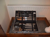 Houten rolserveerwagentje 1 deur 2 leggers , barbecueset in koffer, modern rond wandrek 4 leggers met 4 sierstukken - afbeelding 4 van  5
