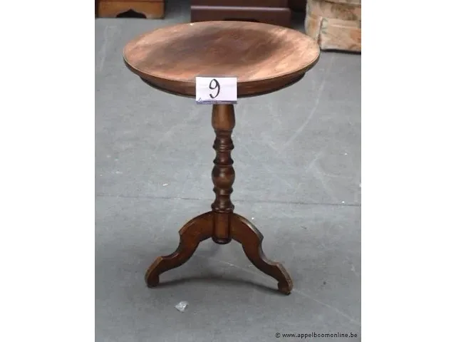 Houten rond bijzettafeltje, h plm 72cm, diam plm 55cm, beschadigd - afbeelding 1 van  2