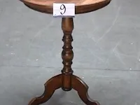 Houten rond bijzettafeltje, h plm 72cm, diam plm 55cm, beschadigd - afbeelding 1 van  2