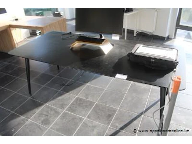Houten schrijftafel afm 220x100cm (staande op 1e verdieping) - afbeelding 1 van  1