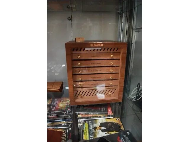 Houten sigarenkistje humidor, 11 sigaren, lederen sigarenhouder voor 3 sigaren , 10 sigarenknippers, 4 aanstekers - afbeelding 1 van  8