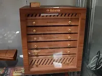 Houten sigarenkistje humidor, 11 sigaren, lederen sigarenhouder voor 3 sigaren , 10 sigarenknippers, 4 aanstekers - afbeelding 1 van  8