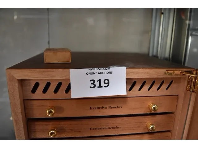 Houten sigarenkistje humidor, 11 sigaren, lederen sigarenhouder voor 3 sigaren , 10 sigarenknippers, 4 aanstekers - afbeelding 2 van  8