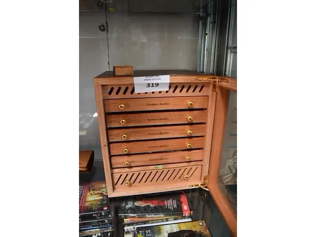 Houten sigarenkistje humidor, 11 sigaren, lederen sigarenhouder voor 3 sigaren , 10 sigarenknippers, 4 aanstekers - afbeelding 3 van  8