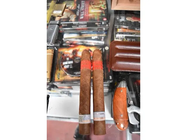 Houten sigarenkistje humidor, 11 sigaren, lederen sigarenhouder voor 3 sigaren , 10 sigarenknippers, 4 aanstekers - afbeelding 5 van  8