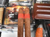 Houten sigarenkistje humidor, 11 sigaren, lederen sigarenhouder voor 3 sigaren , 10 sigarenknippers, 4 aanstekers - afbeelding 5 van  8