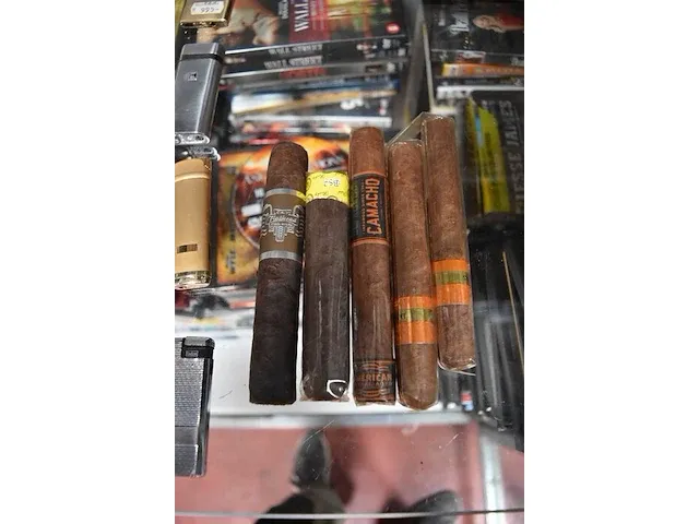 Houten sigarenkistje humidor, 11 sigaren, lederen sigarenhouder voor 3 sigaren , 10 sigarenknippers, 4 aanstekers - afbeelding 6 van  8