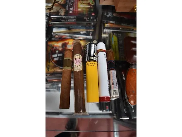 Houten sigarenkistje humidor, 11 sigaren, lederen sigarenhouder voor 3 sigaren , 10 sigarenknippers, 4 aanstekers - afbeelding 7 van  8