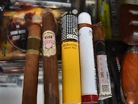 Houten sigarenkistje humidor, 11 sigaren, lederen sigarenhouder voor 3 sigaren , 10 sigarenknippers, 4 aanstekers - afbeelding 7 van  8