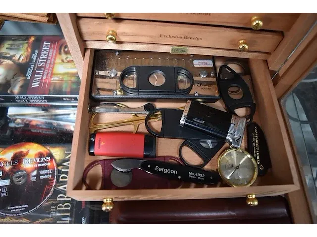 Houten sigarenkistje humidor, 11 sigaren, lederen sigarenhouder voor 3 sigaren , 10 sigarenknippers, 4 aanstekers - afbeelding 8 van  8