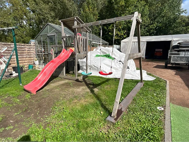Houten speeltoren met glijbaan en 2 schommels - afbeelding 1 van  7