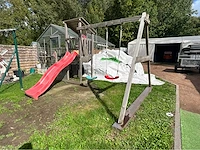 Houten speeltoren met glijbaan en 2 schommels - afbeelding 1 van  7