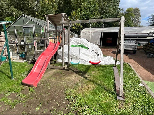 Houten speeltoren met glijbaan en 2 schommels - afbeelding 2 van  7