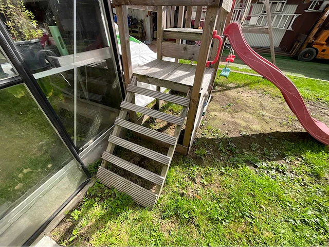 Houten speeltoren met glijbaan en 2 schommels - afbeelding 4 van  7