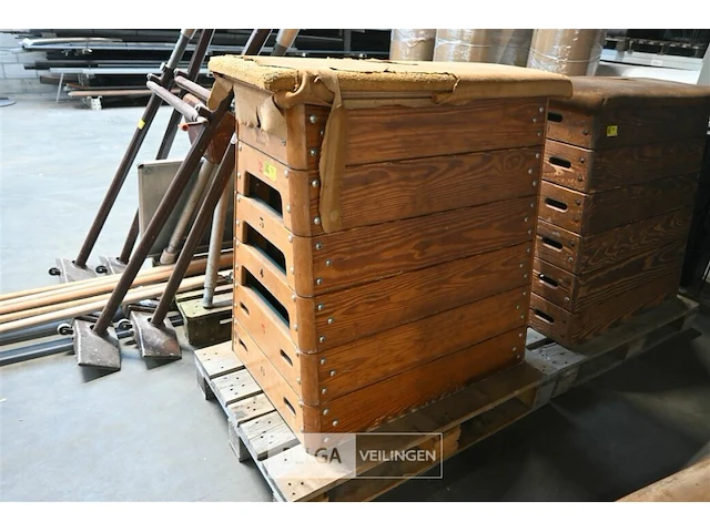 Houten springkast / turntoestel - afbeelding 1 van  5