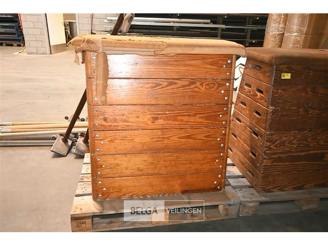 Houten springkast / turntoestel - afbeelding 2 van  5