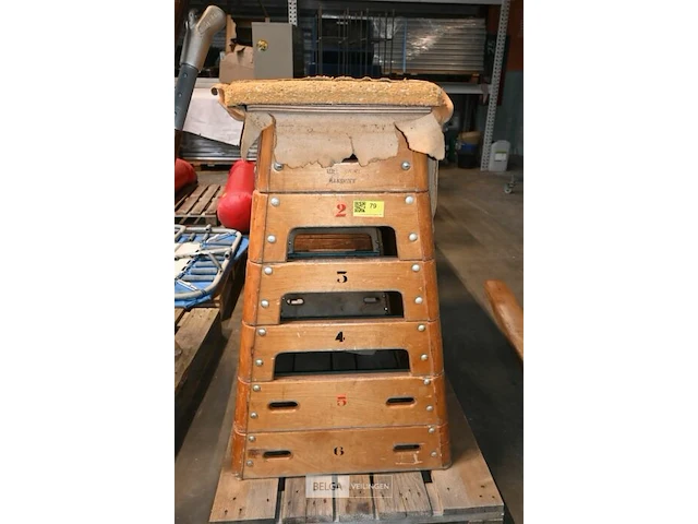 Houten springkast / turntoestel - afbeelding 3 van  5