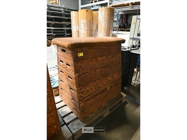 Houten springkast / turntoestel - afbeelding 1 van  4
