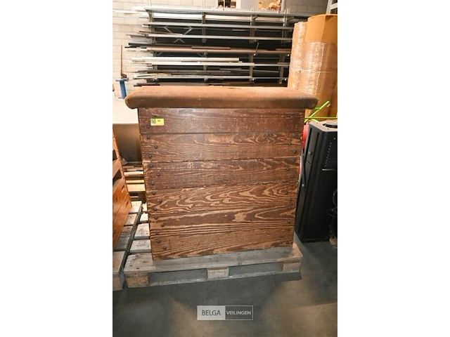Houten springkast / turntoestel - afbeelding 2 van  4