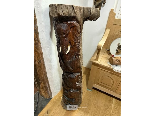 Houten stam met uitgesneden figuratie - afbeelding 1 van  2