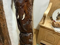 Houten stam met uitgesneden figuratie - afbeelding 1 van  2