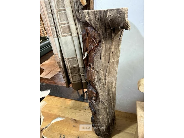 Houten stam met uitgesneden figuratie - afbeelding 2 van  2