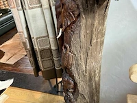 Houten stam met uitgesneden figuratie - afbeelding 2 van  2